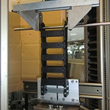 Uji tarik dengan mesin uji material Zwick
