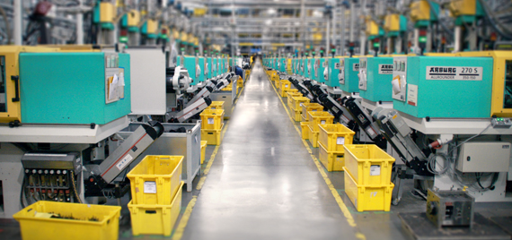 Mesin molding injeksi di pabrik igus®