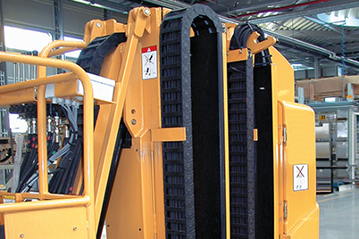 Grove Manlift dengan energy chain dalam ruang yang sangat kecil