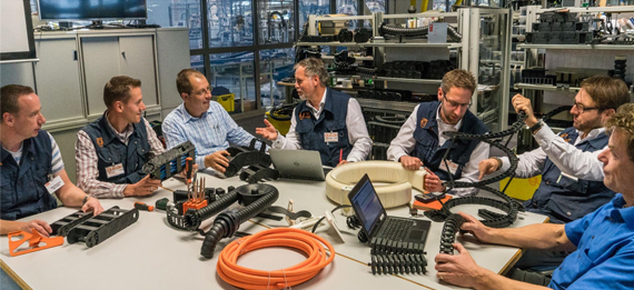 Karyawan igus duduk di meja menangani produk