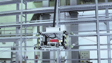 Robot kabel di gudang high-bay