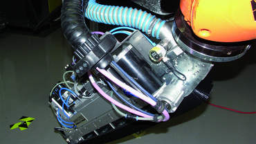 Robot multi-axis dengan kabel bus