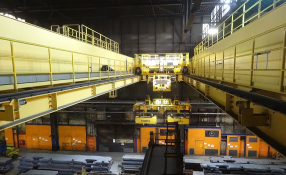 Suplai energi pada crane pengangkut lempengan di pabrik Thyssenkrupp's hot rolling
