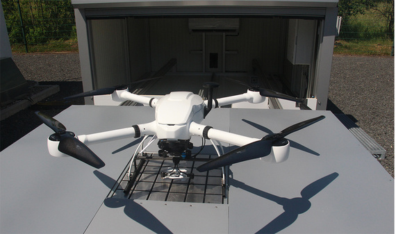 Hangar drone dengan platform