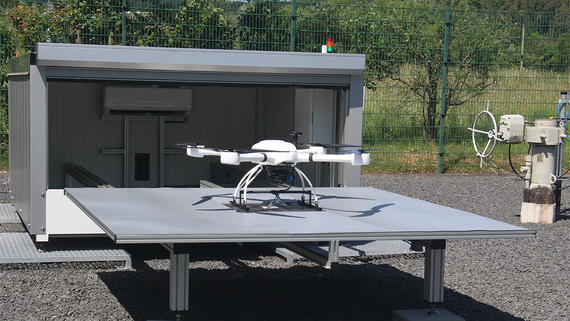 Hangar drone dengan drylin W