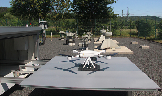 Drone pada platform yang diperluas