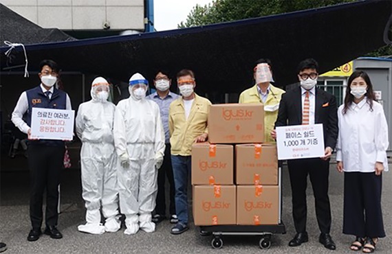 Donasi face shields ke pusat kesehatan di Korea Selatan