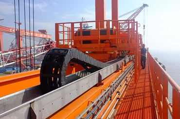Gantry crane dengan energy chain di kapal