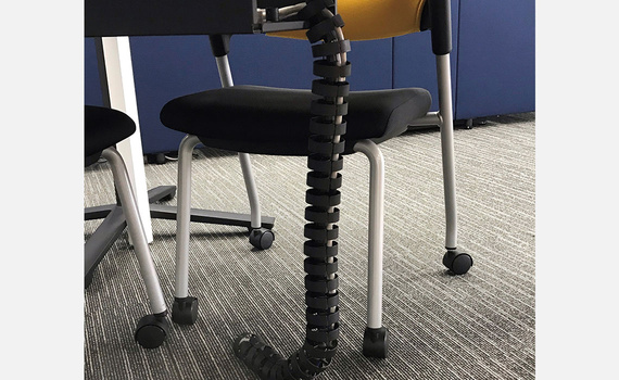 Chain furnitur menjembatani celah antara meja dan dinding