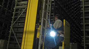 Perakitan chain saat malam hari