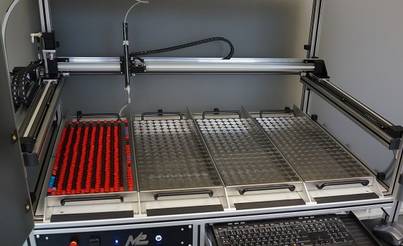 Robot linear dalam pabrik pengisian biokimia