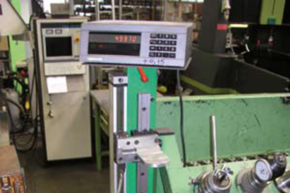 Rel drylin® T dengan sistem pengukuran untuk perkakas