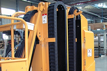 Grove Manlift dengan energy chain dalam ruang yang sangat kecil