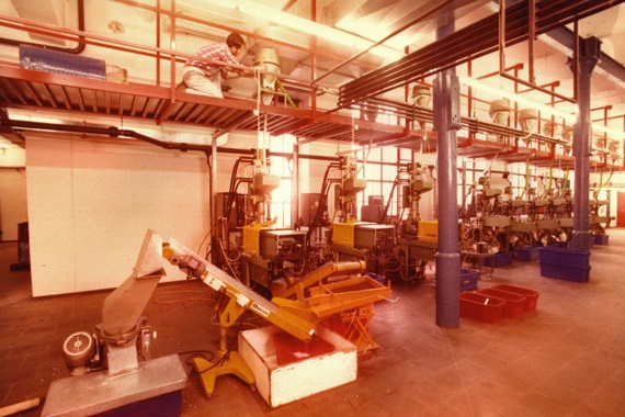Pabrik igus di Lochermuehle yang menggunakan mesin molding injeksi
