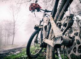 Sepeda gunung di lumpur